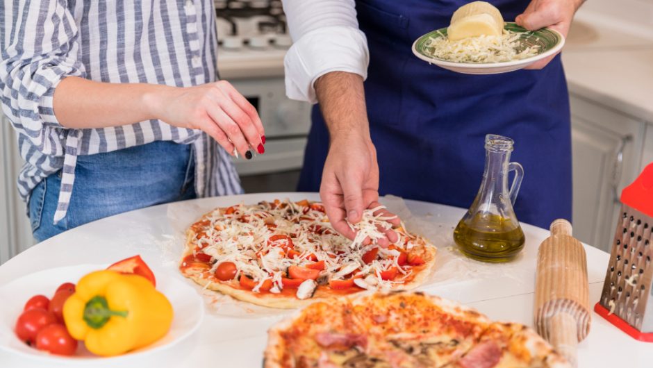 Rețetă de pizza de casă: cum să faci o pizza delicioasă și crocantă la tine acasă